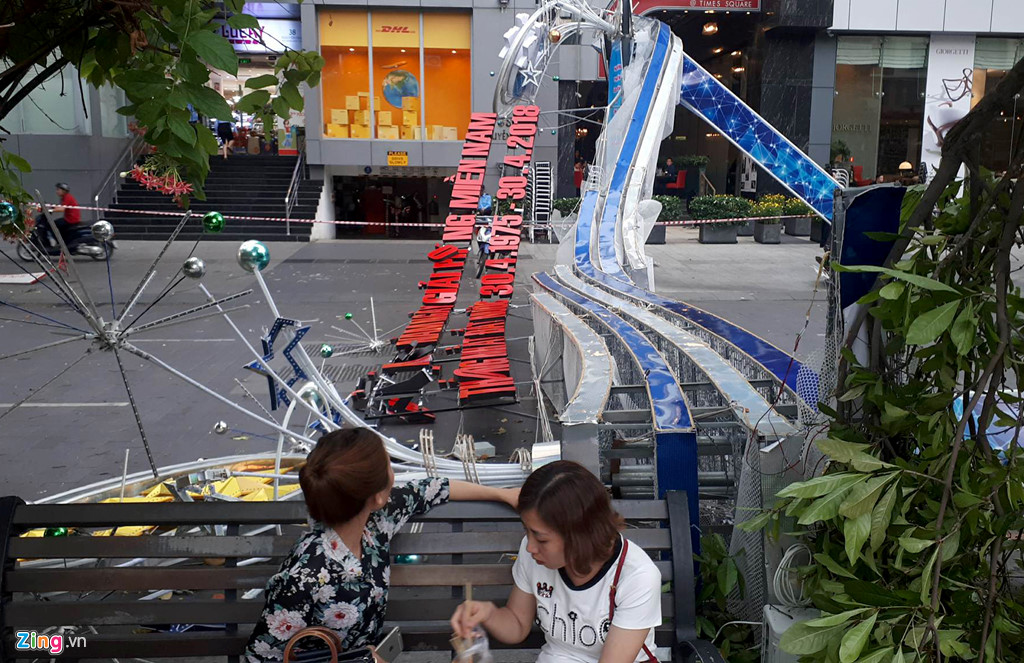 Hiện trường cổng chào phố đi bộ Nguyễn Huệ đổ sập, đè người đi đường